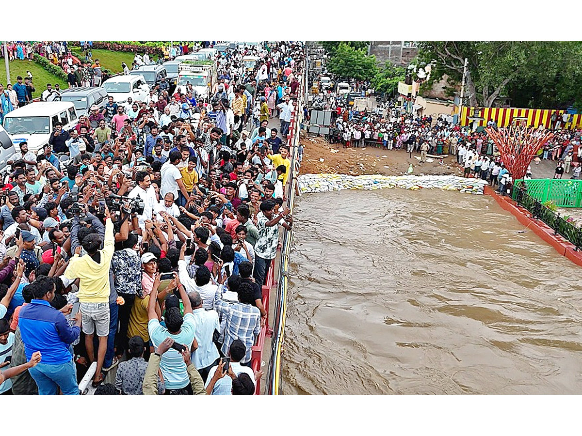 YS Jagan Visit to See Flow of Krishna River Near Retaining Wall in Vijayawada Photos5