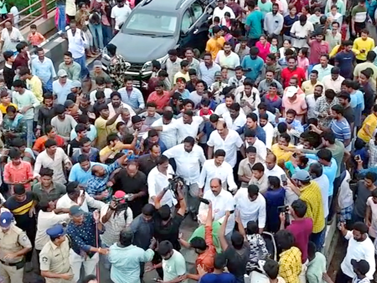 YS Jagan Visit to See Flow of Krishna River Near Retaining Wall in Vijayawada Photos6