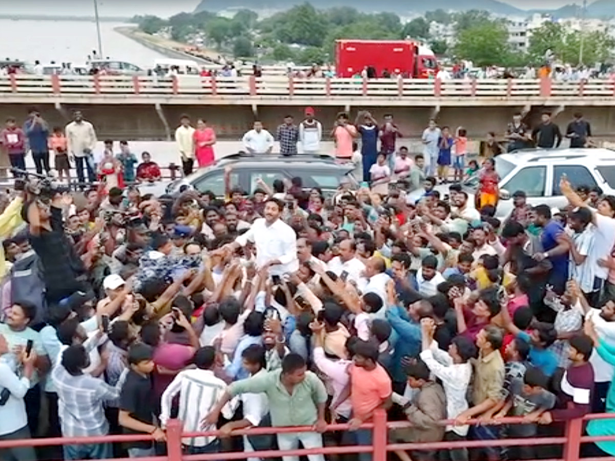 YS Jagan Visit to See Flow of Krishna River Near Retaining Wall in Vijayawada Photos7