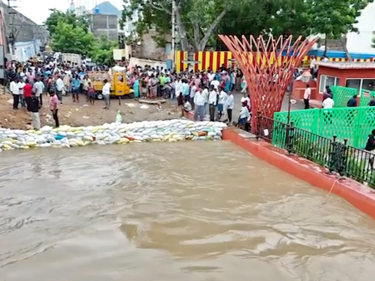 YS Jagan Visit to See Flow of Krishna River Near Retaining Wall in Vijayawada Photos9