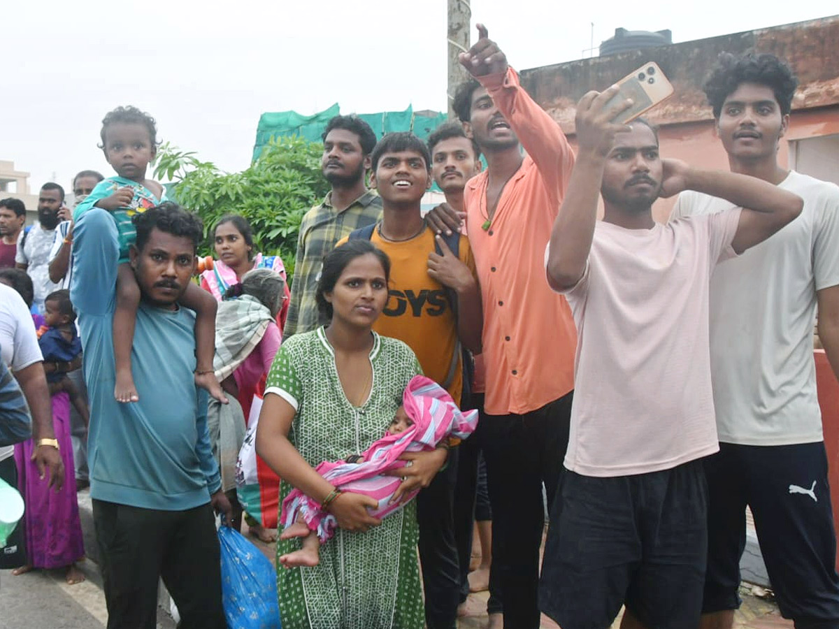 YS Jagan Visit Flooded Areas in Singh Nagar Photo Gallery10