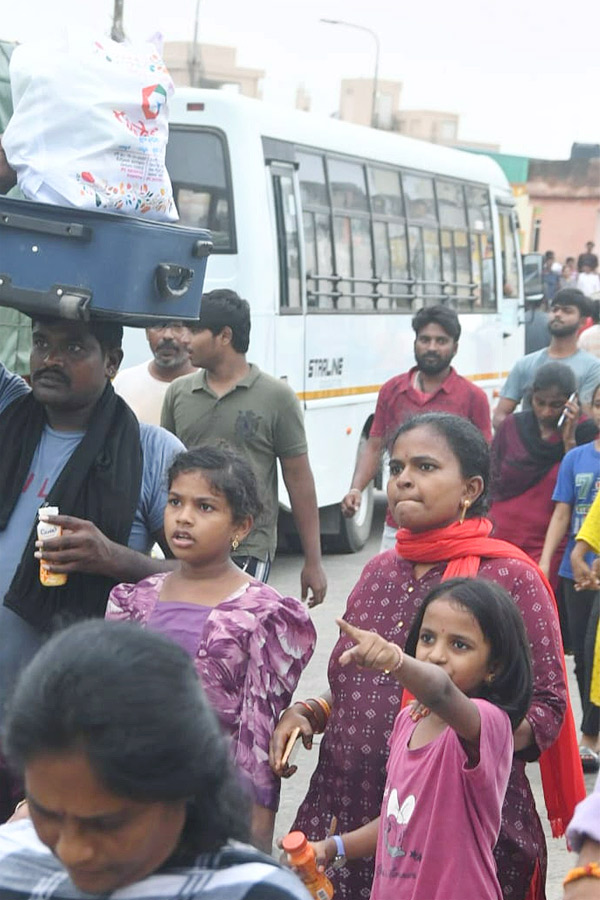 YS Jagan Visit Flooded Areas in Singh Nagar Photo Gallery3