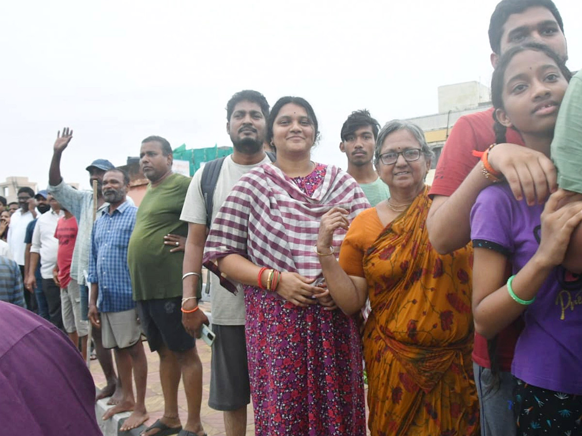 YS Jagan Visit Flooded Areas in Singh Nagar Photo Gallery5