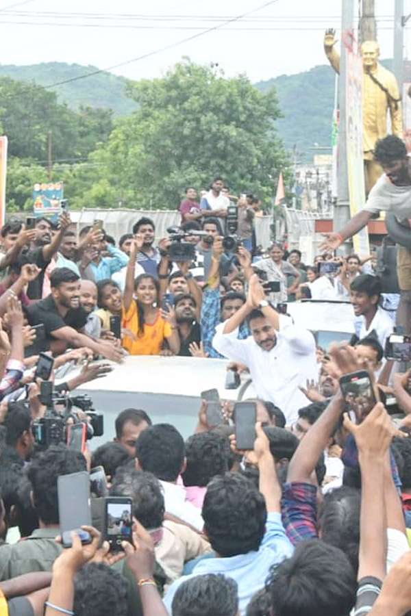 YS Jagan Visit Flooded Areas in Singh Nagar Photo Gallery8