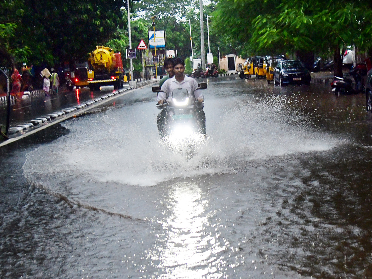 Heavy rain lashes Visakhapatnam Photo Gallery1