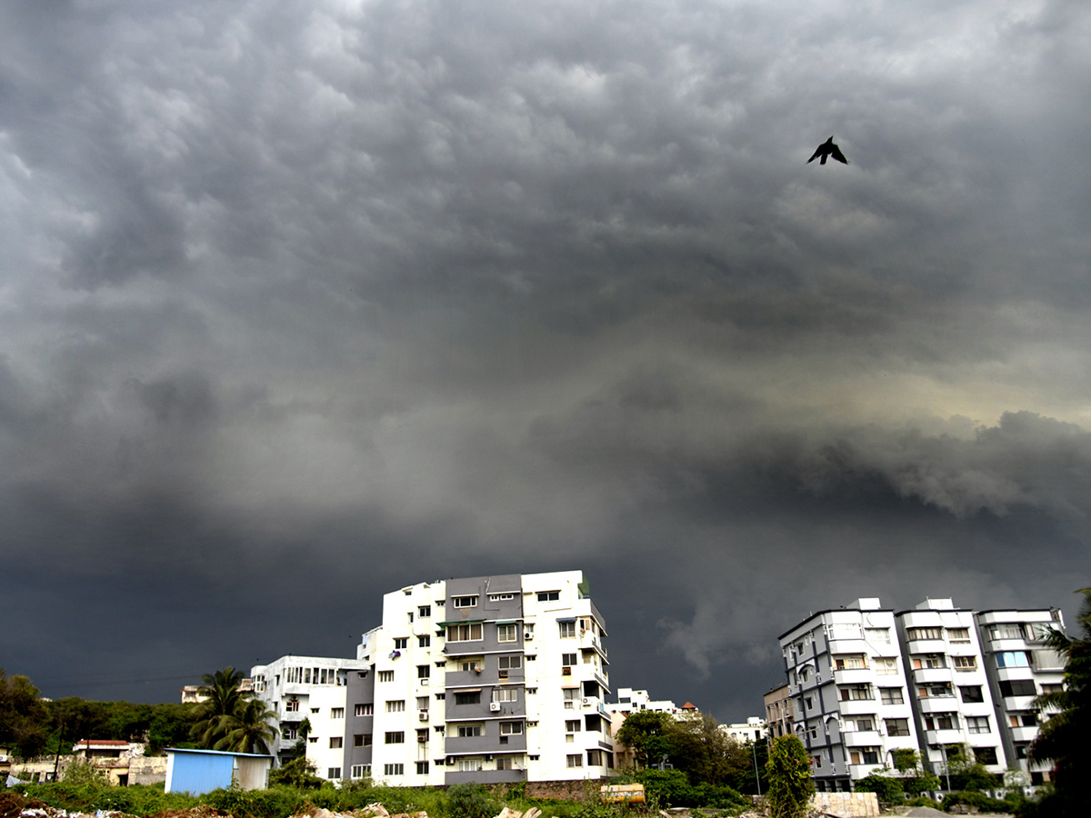 Heavy rain lashes Visakhapatnam Photo Gallery9