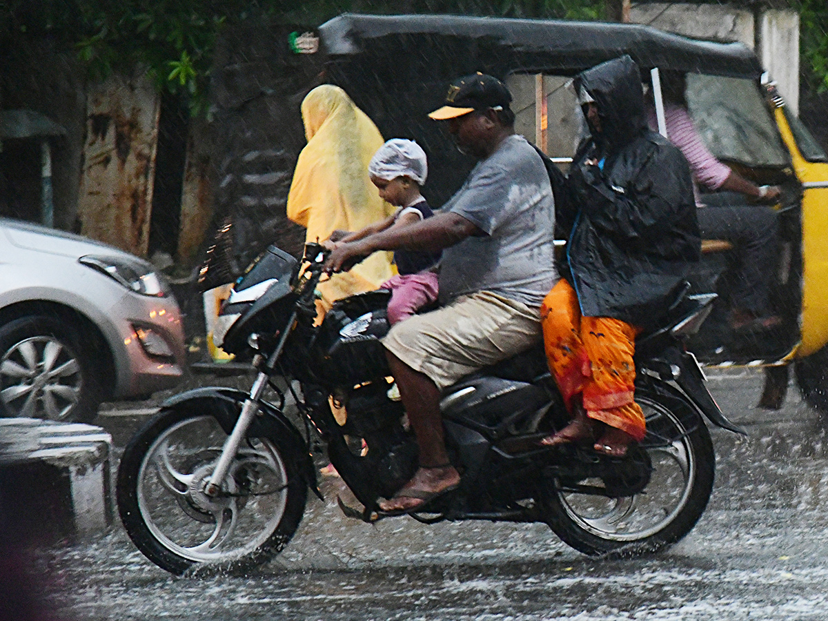Heavy rain lashes Visakhapatnam Photo Gallery10