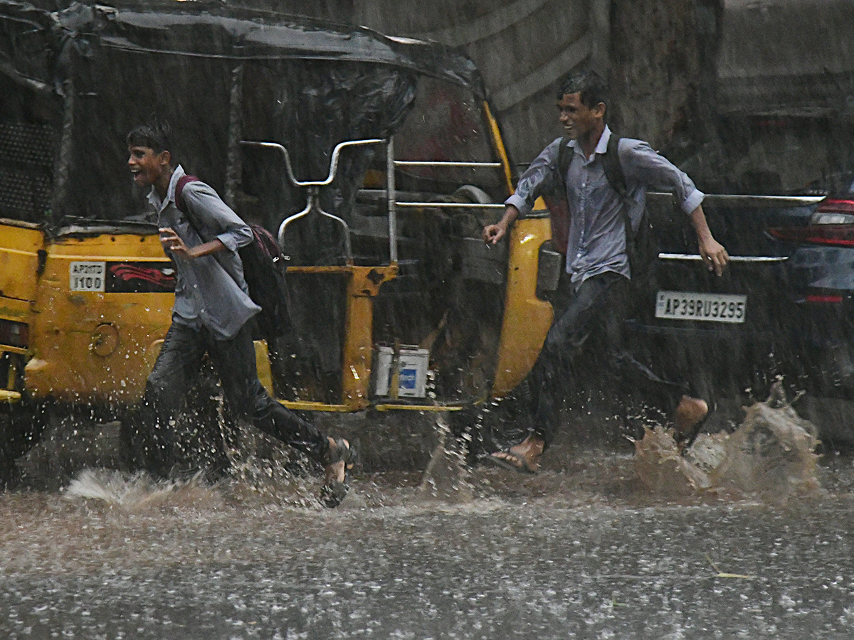Heavy rain lashes Visakhapatnam Photo Gallery11