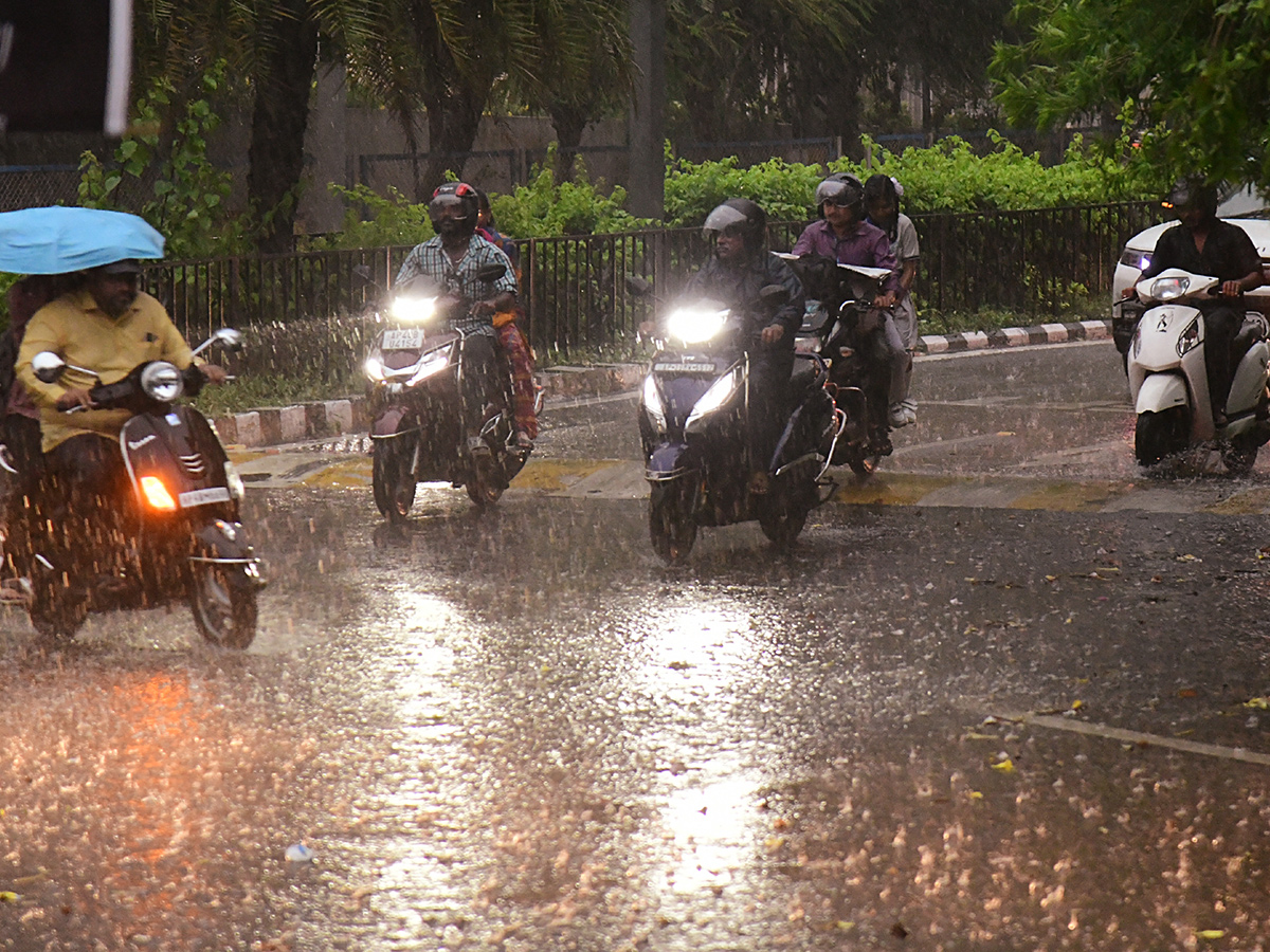 Heavy rain lashes Visakhapatnam Photo Gallery12