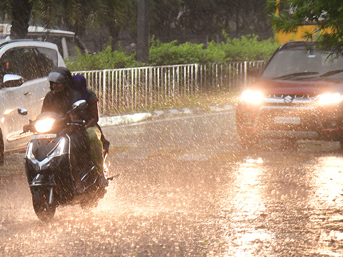 Heavy rain lashes Visakhapatnam Photo Gallery13