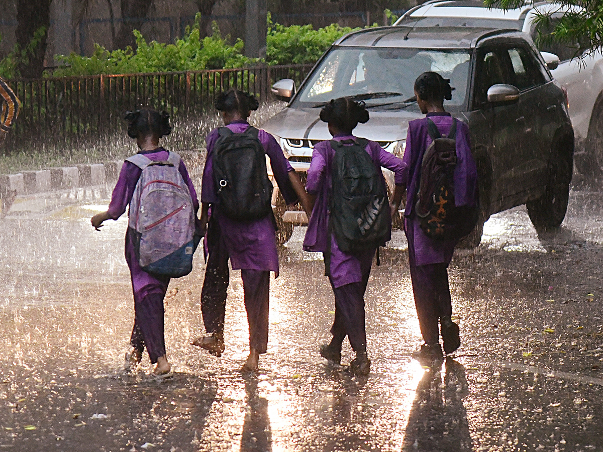 Heavy rain lashes Visakhapatnam Photo Gallery14