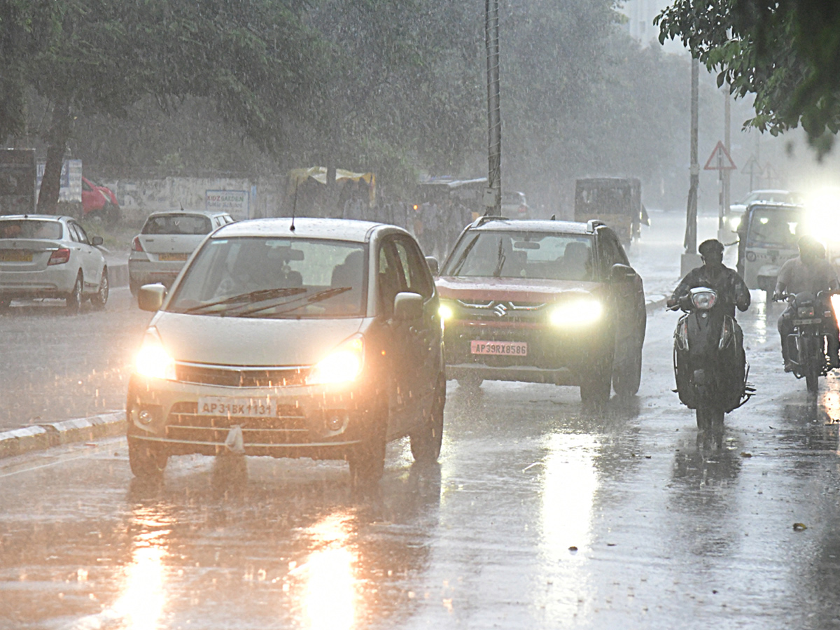 Heavy rain lashes Visakhapatnam Photo Gallery15