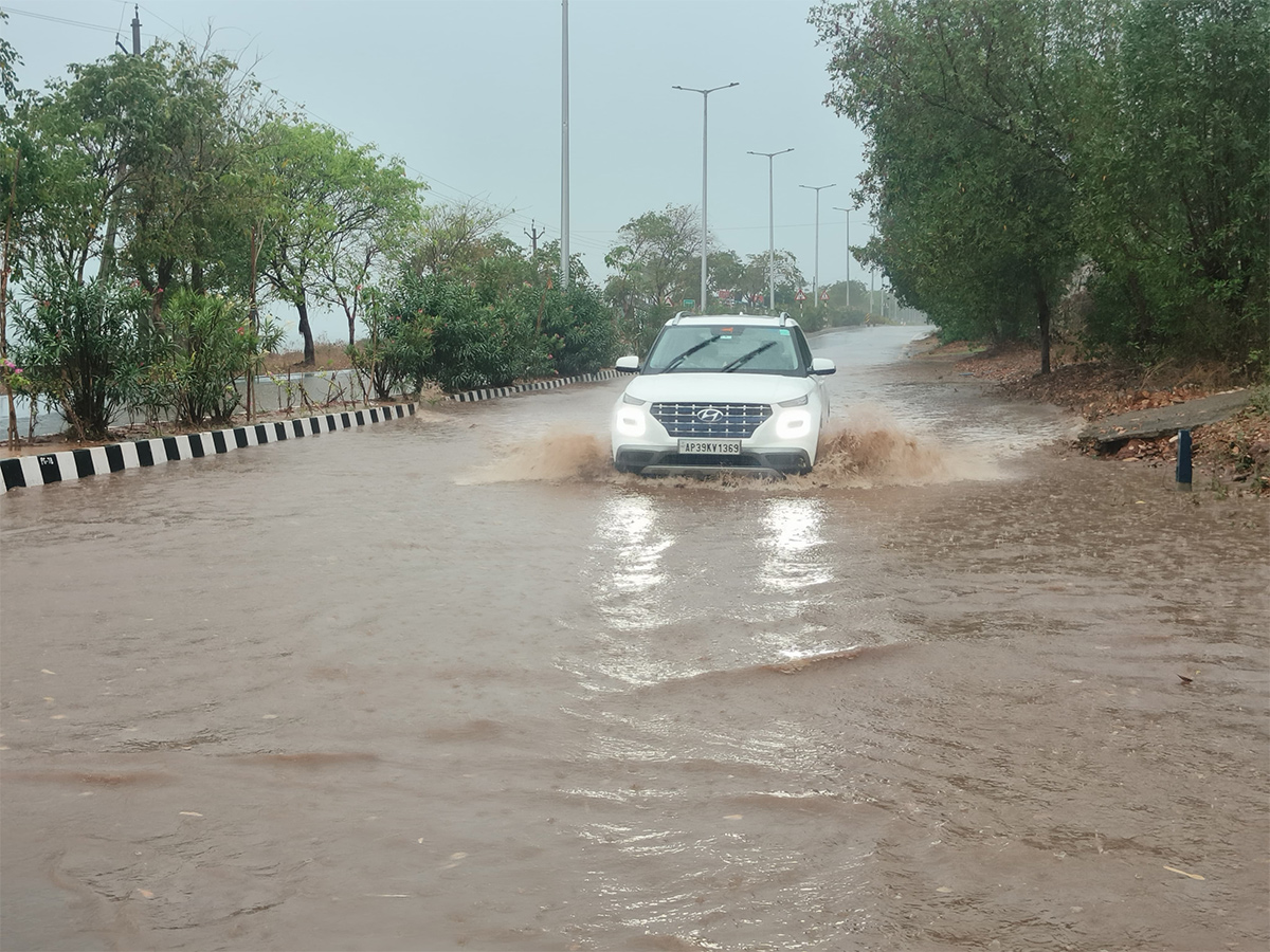 Heavy rain lashes Visakhapatnam Photo Gallery16
