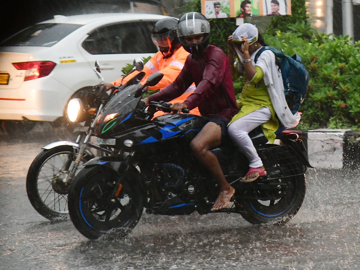 Heavy rain lashes Visakhapatnam Photo Gallery2