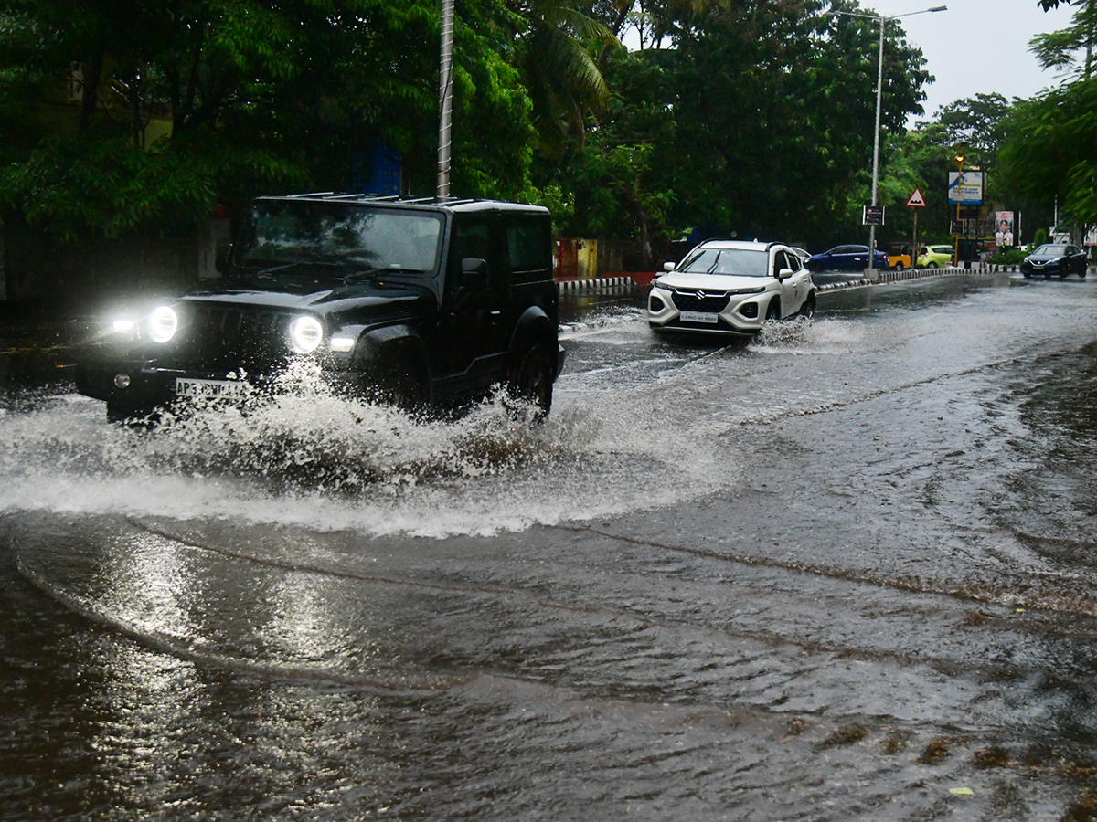 Heavy rain lashes Visakhapatnam Photo Gallery3