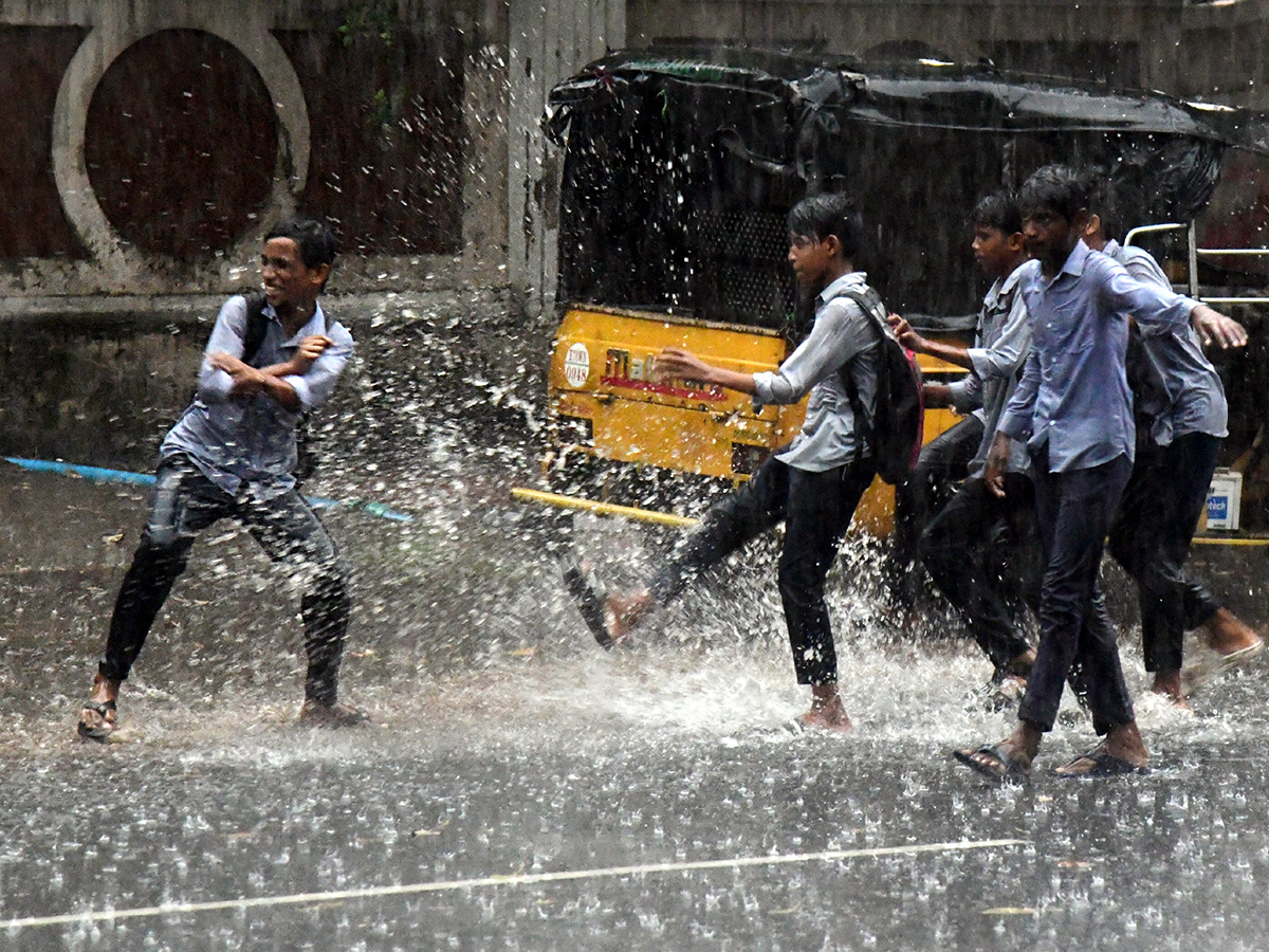 Heavy rain lashes Visakhapatnam Photo Gallery4