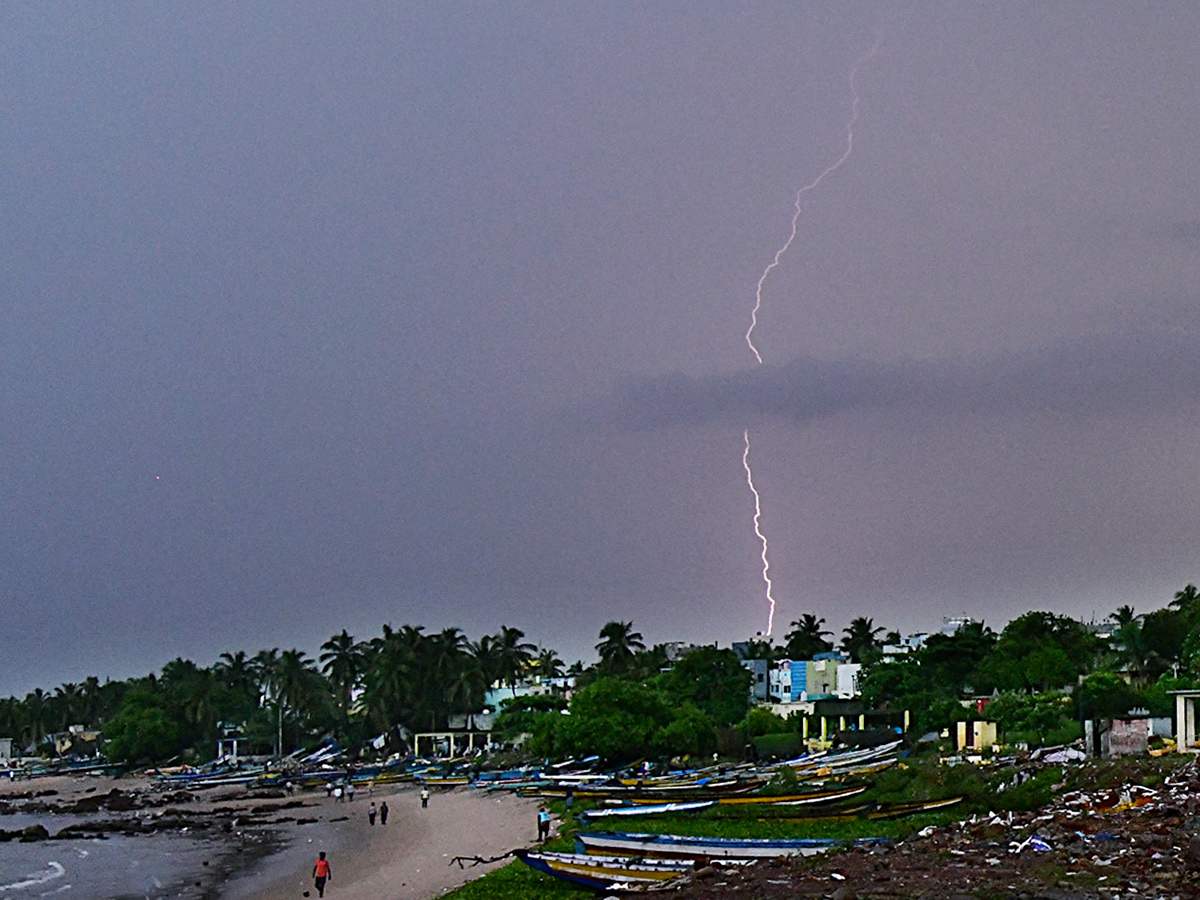 Heavy rain lashes Visakhapatnam Photo Gallery5