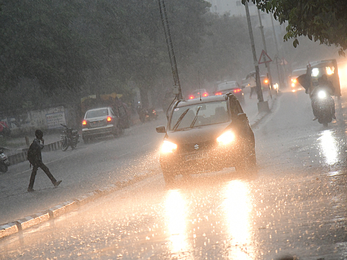 Heavy rain lashes Visakhapatnam Photo Gallery6