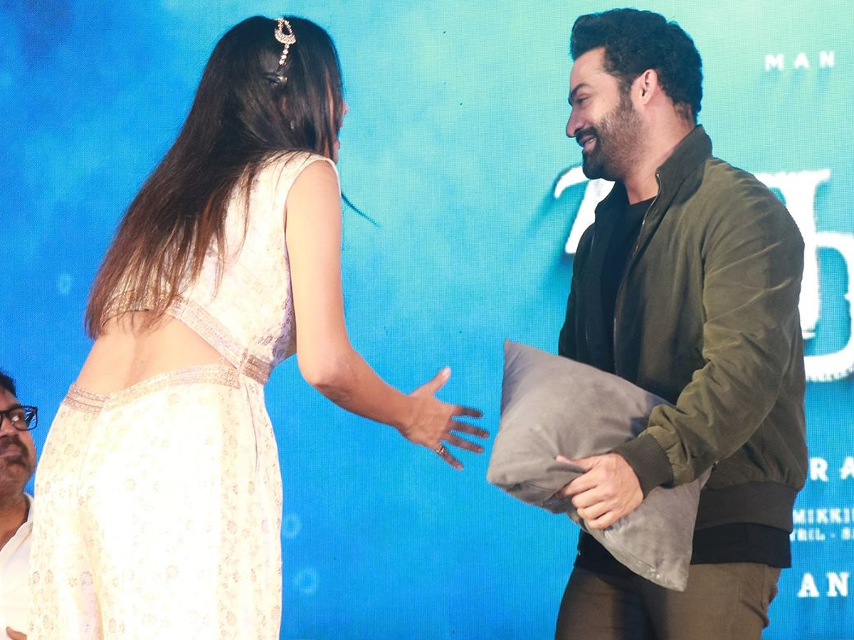 Anchor Anjana Rangan share Emotional Post After Hosting NTR Devara Event Photos1