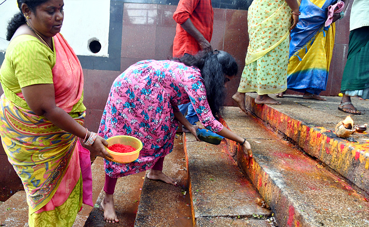 Huge Rush Of Devotees In Alipiri Steps Route Photos11