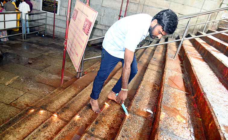 Huge Rush Of Devotees In Alipiri Steps Route Photos12