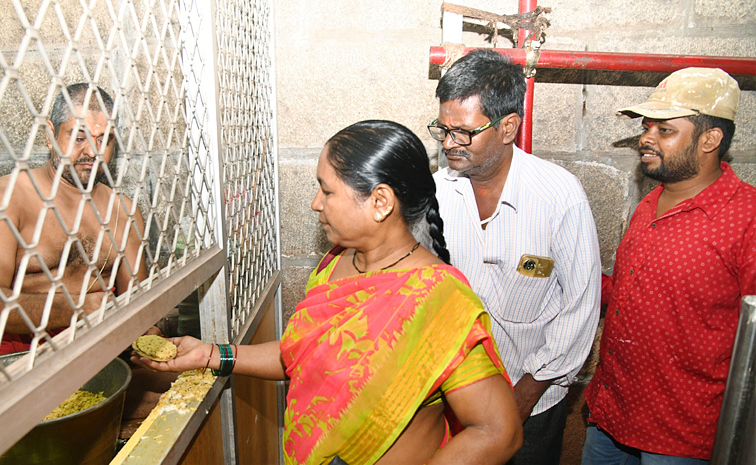 Huge Rush Of Devotees In Alipiri Steps Route Photos15
