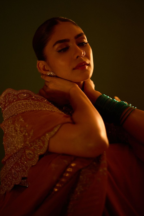 Sita Ramam Beauty Actress Mrunal Thakurs New Fashion Style Photos Goes Viral2