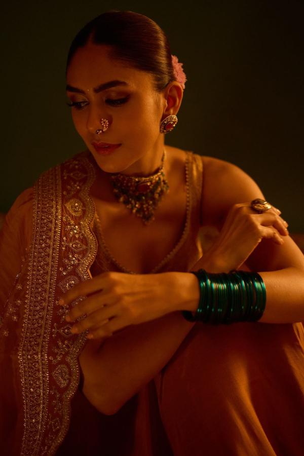 Sita Ramam Beauty Actress Mrunal Thakurs New Fashion Style Photos Goes Viral3