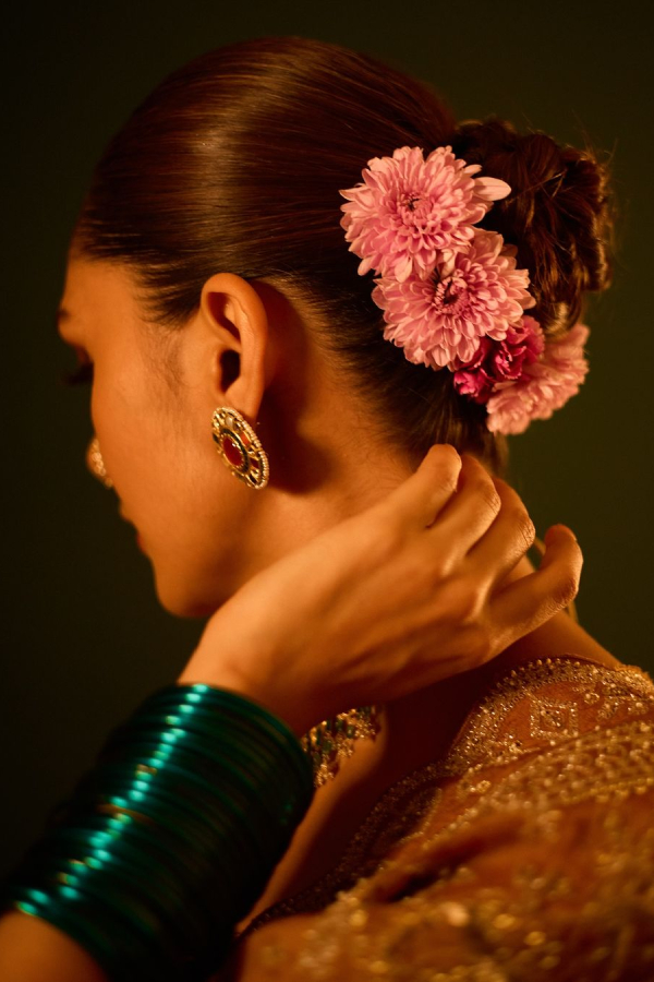 Sita Ramam Beauty Actress Mrunal Thakurs New Fashion Style Photos Goes Viral4