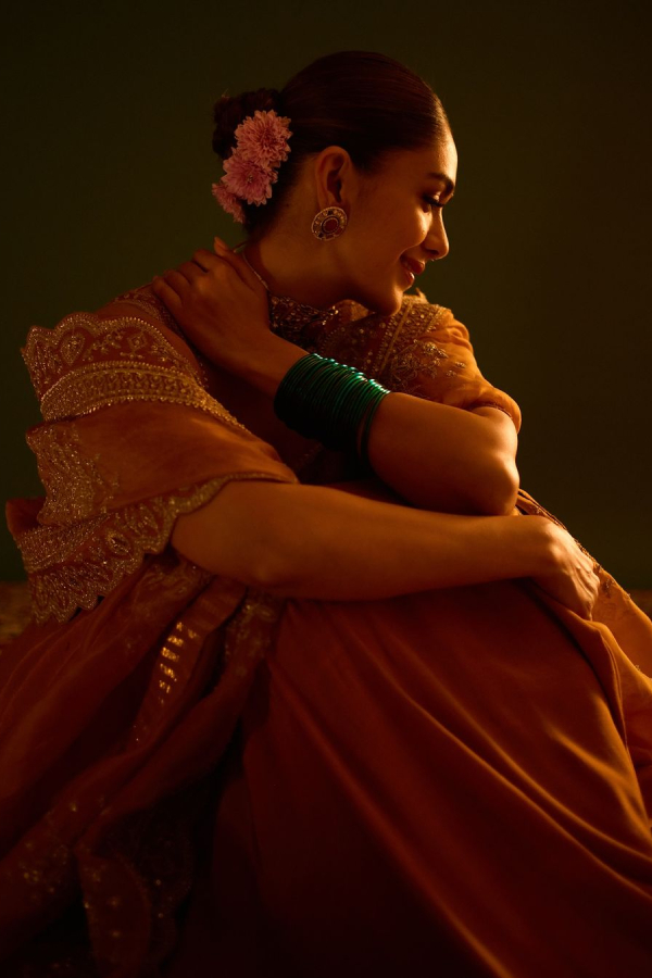 Sita Ramam Beauty Actress Mrunal Thakurs New Fashion Style Photos Goes Viral5
