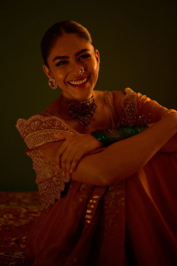 Sita Ramam Beauty Actress Mrunal Thakurs New Fashion Style Photos Goes Viral6