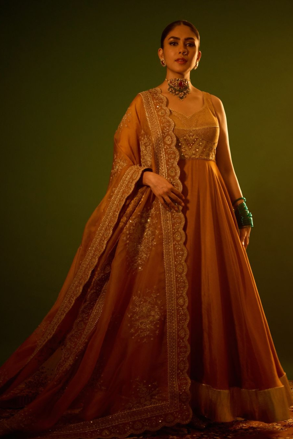Sita Ramam Beauty Actress Mrunal Thakurs New Fashion Style Photos Goes Viral7