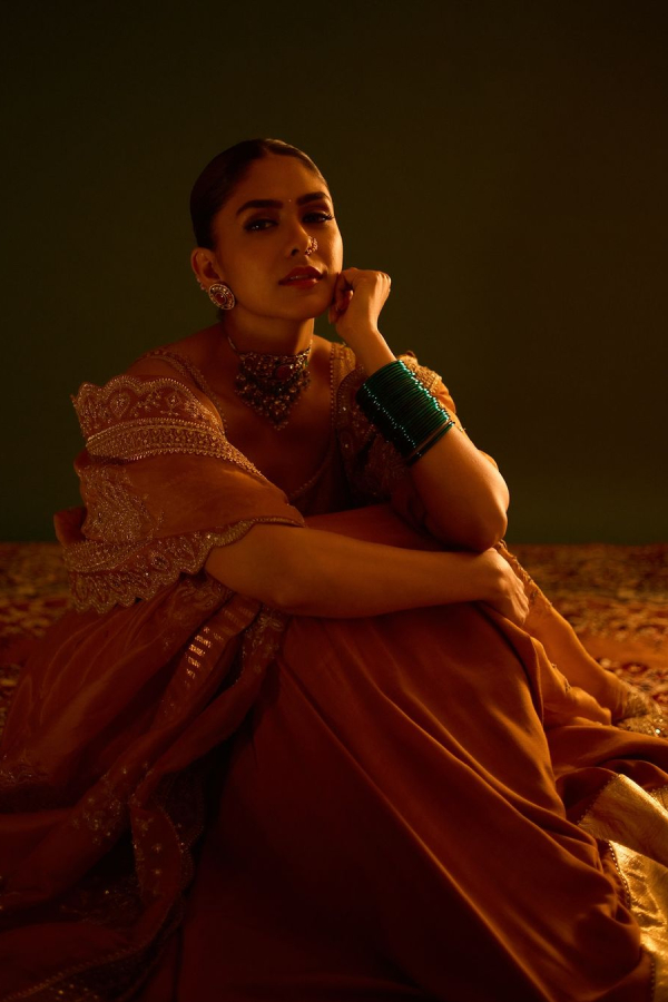 Sita Ramam Beauty Actress Mrunal Thakurs New Fashion Style Photos Goes Viral8