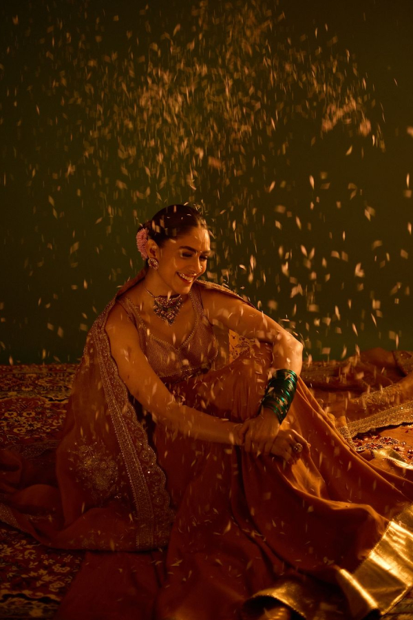 Sita Ramam Beauty Actress Mrunal Thakurs New Fashion Style Photos Goes Viral9