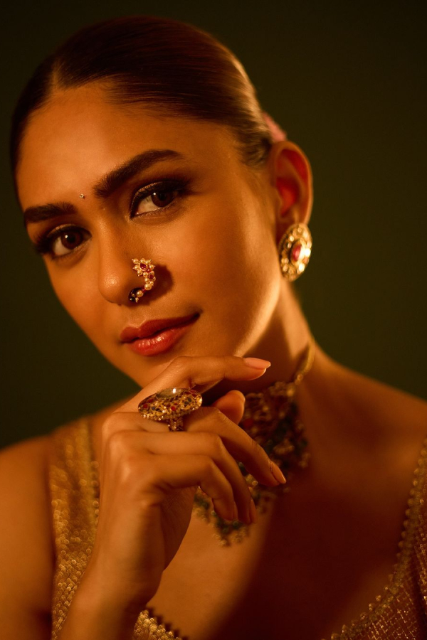 Sita Ramam Beauty Actress Mrunal Thakurs New Fashion Style Photos Goes Viral10