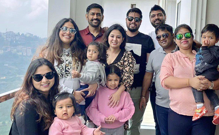 Ms Dhoni Daughter Ziva School Fees Rupes..Photos7