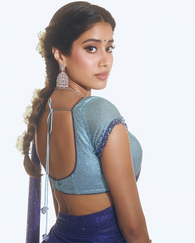 Devara Pre Release Event at janhvi kapoor photos4