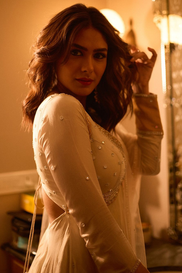 Actress Mrunal Thakur Fabulous Traditional Attire In White Dress Photos Viral11