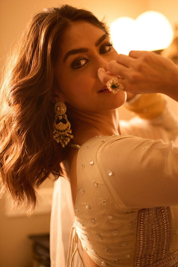 Actress Mrunal Thakur Fabulous Traditional Attire In White Dress Photos Viral3