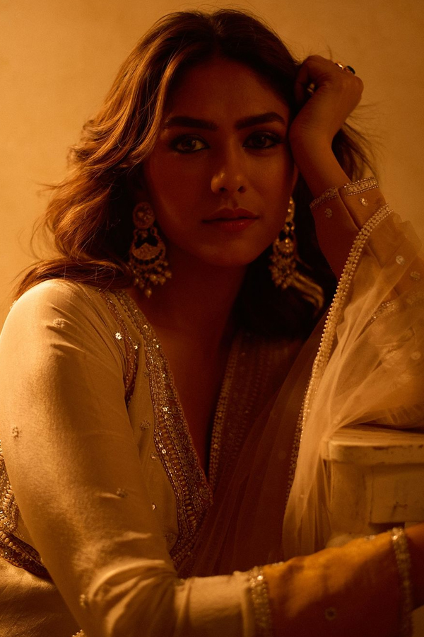 Actress Mrunal Thakur Fabulous Traditional Attire In White Dress Photos Viral6