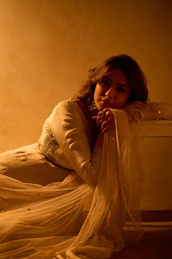 Actress Mrunal Thakur Fabulous Traditional Attire In White Dress Photos Viral7