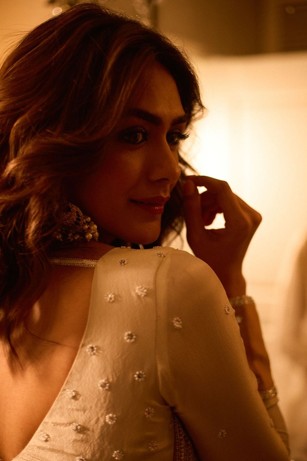 Actress Mrunal Thakur Fabulous Traditional Attire In White Dress Photos Viral10