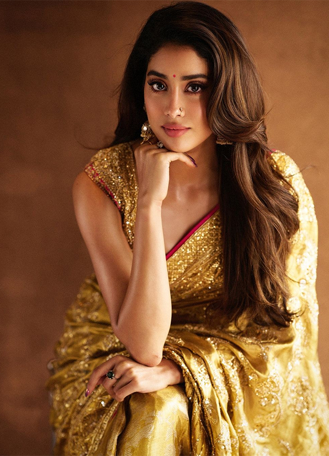 actress janhvi kapoor photos in devara movie13