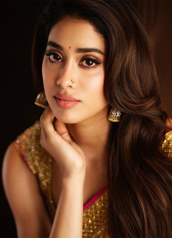 actress janhvi kapoor photos in devara movie16