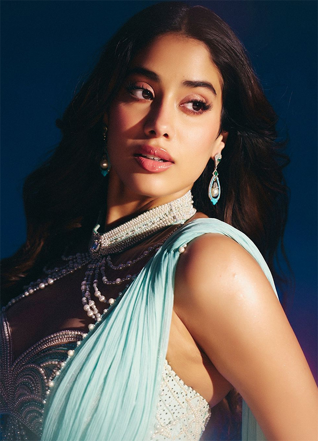actress janhvi kapoor photos in devara movie28