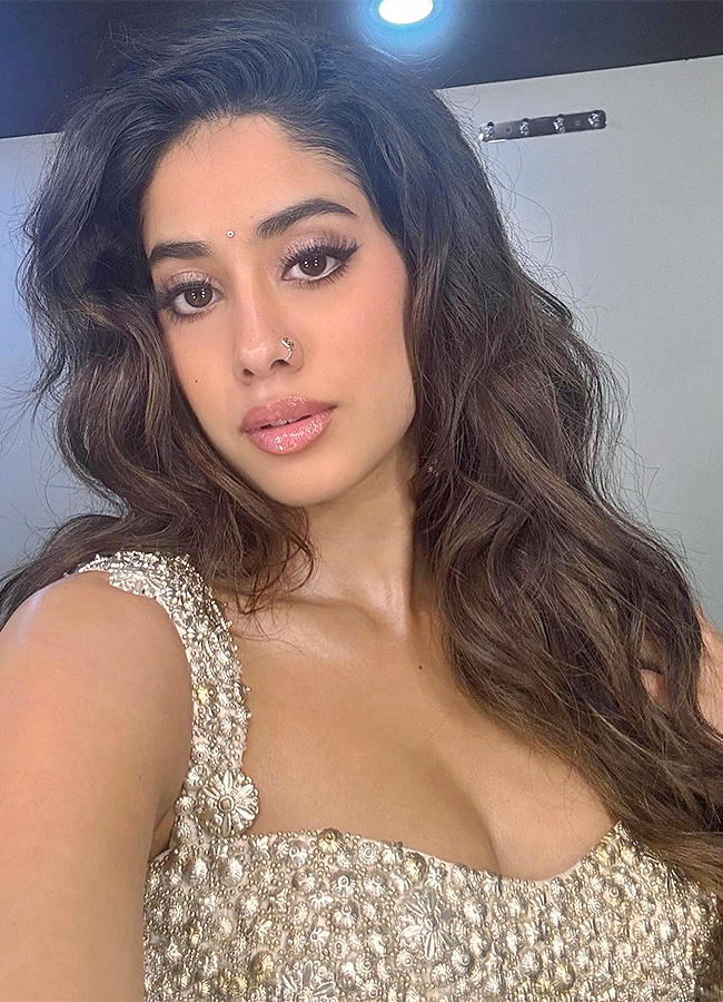actress janhvi kapoor photos in devara movie9