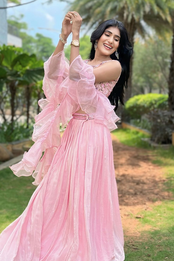 Tollywood Actress Bindu Bhargavi Acted As Janhvis Friend In Devara11