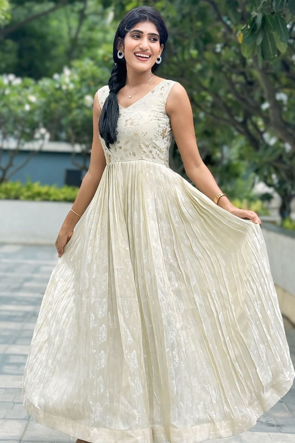 Tollywood Actress Bindu Bhargavi Acted As Janhvis Friend In Devara13