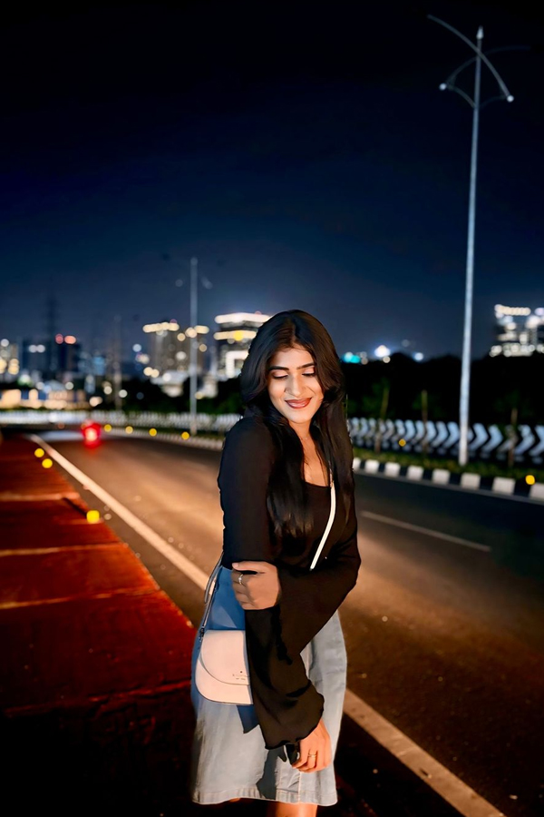 Tollywood Actress Bindu Bhargavi Acted As Janhvis Friend In Devara14