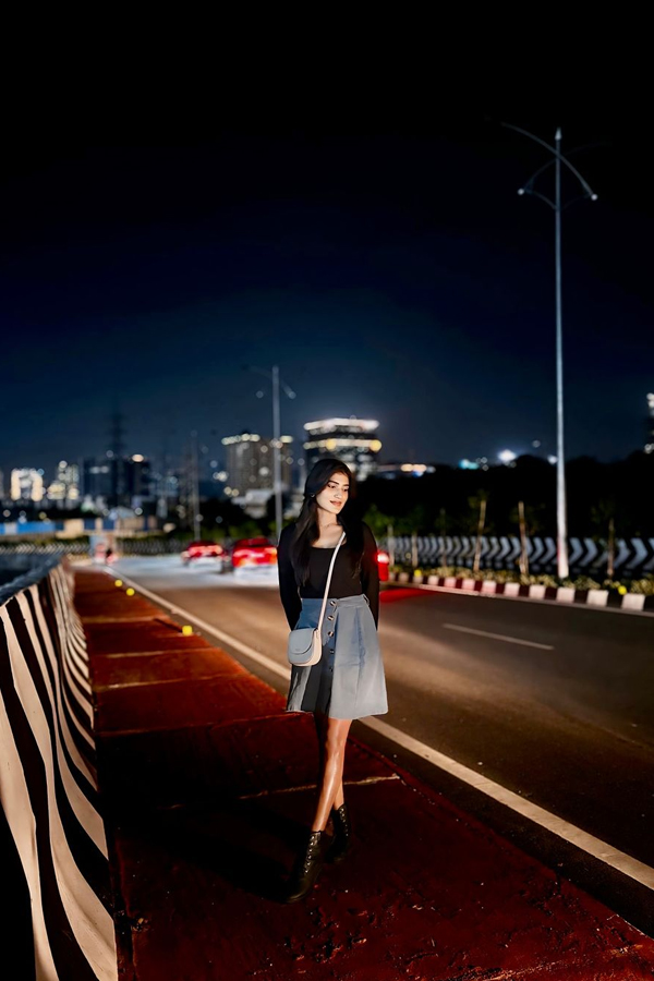 Tollywood Actress Bindu Bhargavi Acted As Janhvis Friend In Devara15